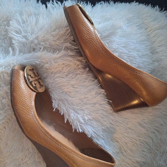 Gorgeous Tory Burch Wedge 9.5 - Picture 2 of 5
